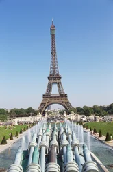 França, Paris, Torre Eiffel vista do Trocadéro, erguendo-se acima das pontes e fontes da paisagem urbana parisiense circundante.