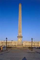França, Paris, obelisco de Luxor na Place de la Concorde, obelisco egípcio que se eleva sobre um edifício coberto de gravuras hieroglíficas douradas.