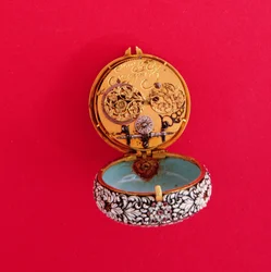 Relógio de bolso francês com caixa dourada esmaltada em relevo com flores brancas e folhagem com marcas pretas, de Goullons, c.1650 (mostrando placa interior, ver também 66857)