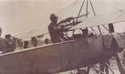 Soldados franceses em torno da metralhadora de um avião - 1915