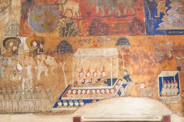 Frescoes adornando as paredes de Wat Bo representando cenas do Reamker, Siem Reap, Camboja (foto)
