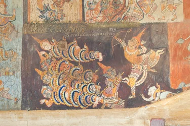 Frescoes adornando as paredes de wat Bo retratando cenas do Reamker, Siem Reap, Camboja (foto)
