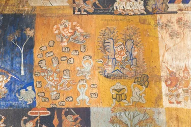 Frescoes adornando as paredes de wat Bo retratando cenas do Reamker, Siem Reap, Camboja (foto)