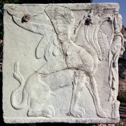 Urna funerária com relevo esculpido de um Griffin (pedra)