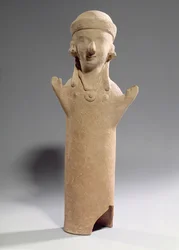 Deusa ou adoradora de braços erguidos, estatueta, c.550 a.C. (terracota)
