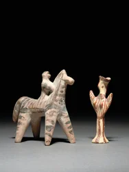 Cavalos e cavaleiros gregos, século VI aC, e figura psi micênica, século XII aC
