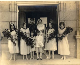 Fotografia de casamento em grupo de Lady Maud Cavendish e Capitão Macintosh