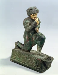Hamurabi, rei da Babilônia, orando diante de uma árvore sagrada, c.1750 a.C. (bronze e ouro)