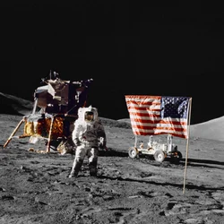 Harrison H Schmitt na superfície lunar durante a missão de aterragem da Apollo 17