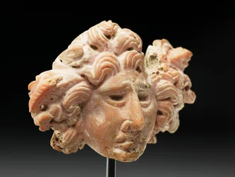 Cabeça da Medusa, de Bactria ou Gandhara, século 2 a 1 a.C. (coral rosa)