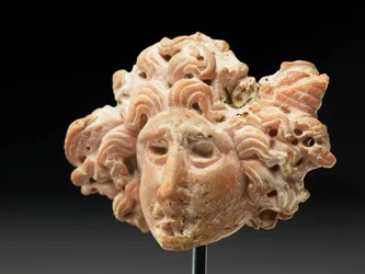 Cabeça da Medusa, de Bactria ou Gandhara, século II-1 a.C. (coral rosa)
