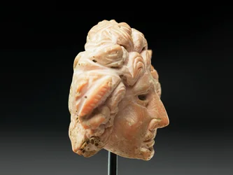 Cabeça da Medusa, de Bactria ou Gandhara, século II-1 a.C. (coral rosa)