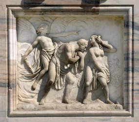 Alto relevo retratando Adão e Eva Chasse du Paradise de Carlo Maria Giudici. 1791. Catedral (cúpula ou duomo) de Milão, Itália.