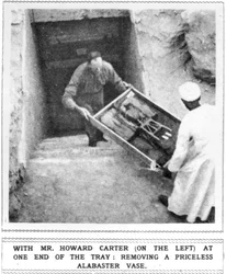 Howard Carter (1874-1939) a retirar tesouros do túmulo de Tutancámon