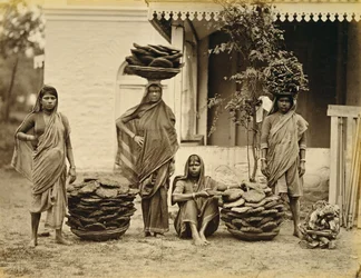 Indiana Camponesa com Cestas de Bolo de Estrume (usado para combustível) e Madeira para Cozinhar (foto sépia)