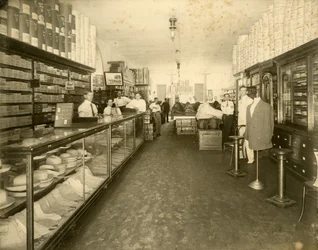 Interior da loja de calçado John Sewell & Co. em 304-6 12th Avenue (Flagler Street), c.1910
