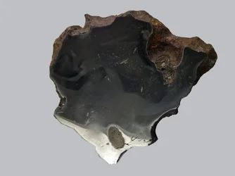 Meteorito de ferro (IAB). Encontrado em Canyon Diablo (EUA) em 1891. Museu Nacional de História Natural, Paris.