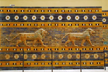 Porta de Ishtar, originalmente pertencente ao Templo de Bel, construída em Babilónia (Iraque) pelo rei Nabucodonosor II - Via Processional da Porta de Ishtar, Museu de Pérgamo, Ilha dos Museus, Berlim, Alemanha