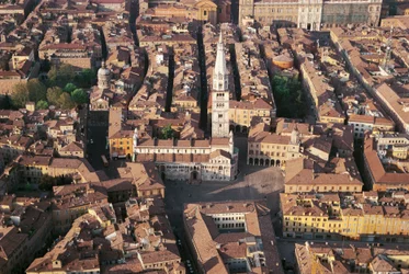 Itália, Emilia Romagna, Modena, vista aérea da cidade com catedral