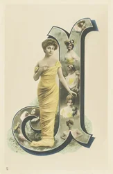J : foto-retrato de uma mulher de pé com um drapeado amarelo