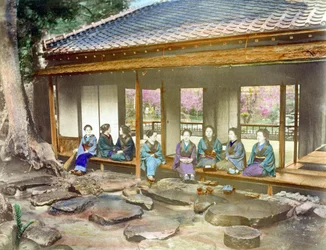 Japão por volta de 1890. Mulheres japonesas num jardim. Fotografia colorida à mão, cerca de 1890.