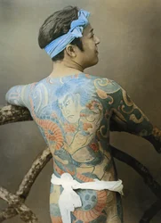 Homem japonês com tatuagens, c. 1910 (fotografia) (ver também 398199)
