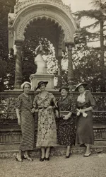 Senhoras posando sob o monumento ao índio no Parco delle Cascine de Florença