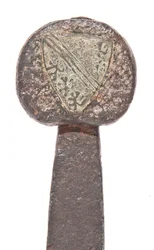 Espada larga medieval tardia, com lâmina viking anterior e portando os braços da família De Bohun, condes de Hereford e Essex, séculos 11 a 14