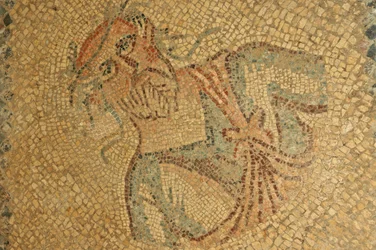 Líbia, mosaico romano de velho com barba e grinalda