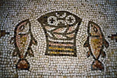 Pães e peixes, mosaico na igreja da Multiplicação, século IV, Tabgha, Israel