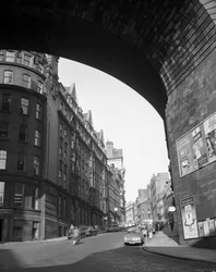 Olhando para cima Dean Street from The Side, Newcastle upon Tyne, Reino Unido, Novembro de 1963 (foto a p/b)