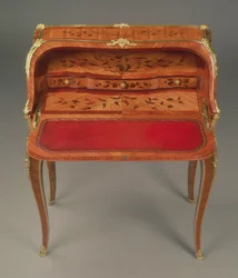 Louis XV bureau de dame, com marchetaria floral e montagens de ormolu, de Bernard II van Risenburgh (fl.1730-65 - 6), c.1750