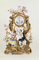 Louis XV ormolu e relógio de porcelana, com figuras de Meissen