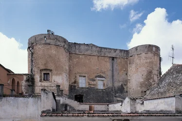 Vista de baixo de um castelo, San Nicandro Garganico, Parque Nacional do Gargano, Apúlia, Itália