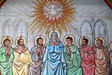 Santuário mariano de Nossa Senhora do Lago Togo. O Espírito Santo descendo sobre a Virgem Maria e os Apóstolos. Pintura. Togo