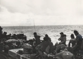 Marines of 41 (RM) Commando a bordo do LCT (Landing Craft Tank) 532, aproximando-se de Westkapelle durante os desembarques em Walcheren, Holanda