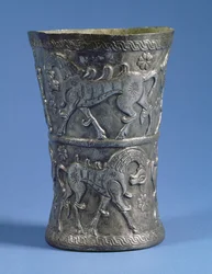 Copo Marlik de forma cilíndrica com duas faixas decorativas representando cavalos de cortejo, c.1100 a.C. (prata)