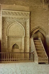 Mihrab (nicho de oração) e minbar (púlpito) na sala do Sultão Uljaitu, provavelmente do século 13/14 (foto)