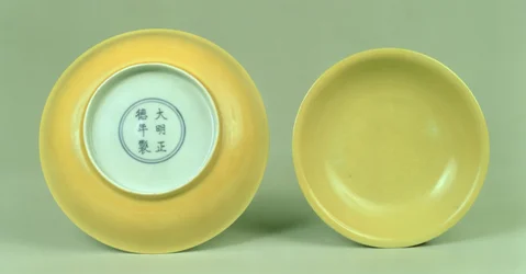 Prato de pires amarelo Ming Imperial (marca Cheng-te) (1506-21)