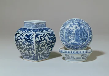 Jarro com balaústre quadrado azul e branco Ming e caixa circular, período Chia Ching (1522-66)