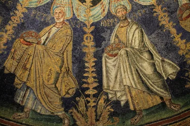 Mosaico do tecto do Baptistério de Néon. Pormenor da procissão dos doze apóstolos que se deslocam em torno do mosaico central em duas direcções, terminando com o encontro de São Pedro com São Paulo. Século V, Ravena, Itália. Registrado como Heri Mundial da