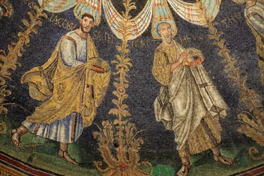 Mosaico do tecto do Baptistério de Néon. Pormenor da procissão dos doze apóstolos que se deslocam em torno do mosaico central em duas direcções, terminando com o encontro de São Pedro com São Paulo. Século V, Ravena, Itália. Registrado como Heri Mundial da