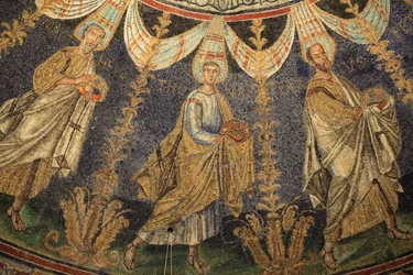 Mosaico do tecto do Baptistério de Néon. São Paulo e São Pedro. Pormenor da procissão dos doze apóstolos que se deslocam em torno do mosaico central em duas direcções, terminando com o encontro de São Pedro com São Paulo. Século V, Ravena, Itália. Reg