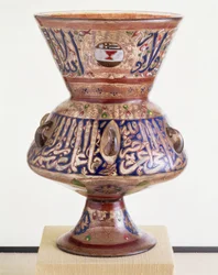 Candeeiro de mesquita com decoração dourada e esmaltada com o brasão do portador de copos, sírio