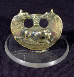 Monte decorado com cabeças de grifos e um tigre com listras de niello, final do 1º - início do século II d.C. (bronze)