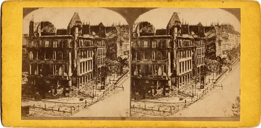 Município de Paris (1871): vista de Paris em ruínas. Fotografia anónima. Impressão em papelão. Dim. 17,5x6,9 cm