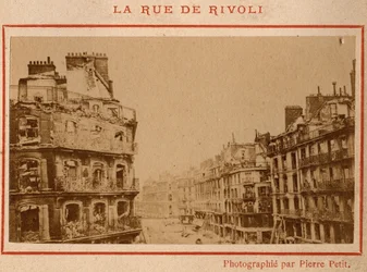 Município de Paris (1871): vista dos edifícios incendiários da Rue de Rivoli em Paris, em maio de 1871. Fotografia de Pierre Pepetit. Impressão em papelão, Dim. 9x5,4 cm