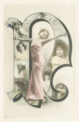 N: foto-retrato de uma mulher em uma longa cortina rosa