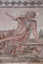Narciso olhando para o seu reflexo numa piscina de água - Mosaicos de Paphos, Casa de Dionysos - Fim do século II d.C. - Chipre - Contemplação de Narciso sobre uma bacia - Mosaicos de Paphos, Casa de Dionysos - Fim do II Ciecle ap JC - Site da UNESCO, Cypr