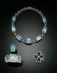Colar, anel, broche e pulseira